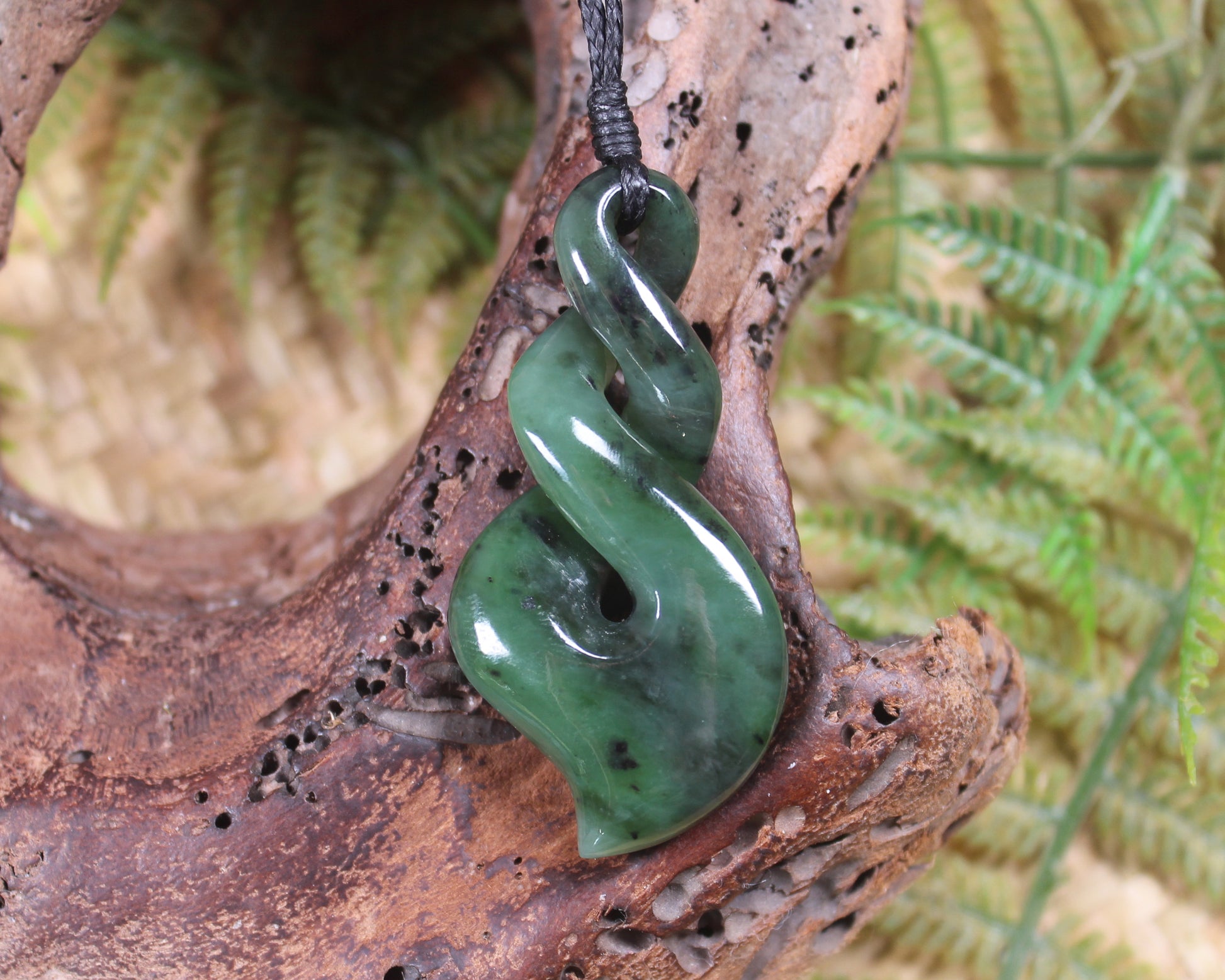 Twist or Pikorua carved from Hapopo Pounamu - NZ Greenstone