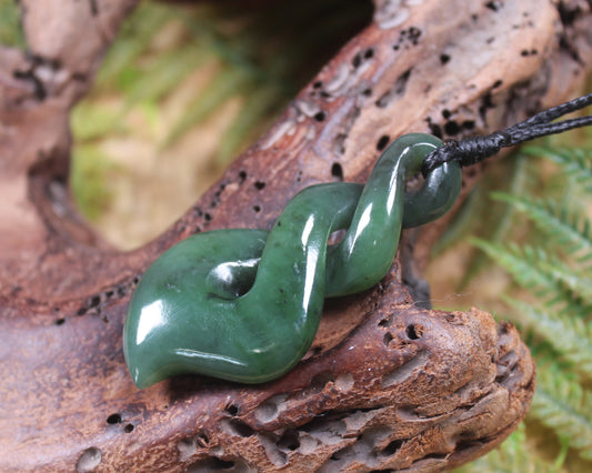 Twist or Pikorua carved from Hapopo Pounamu - NZ Greenstone
