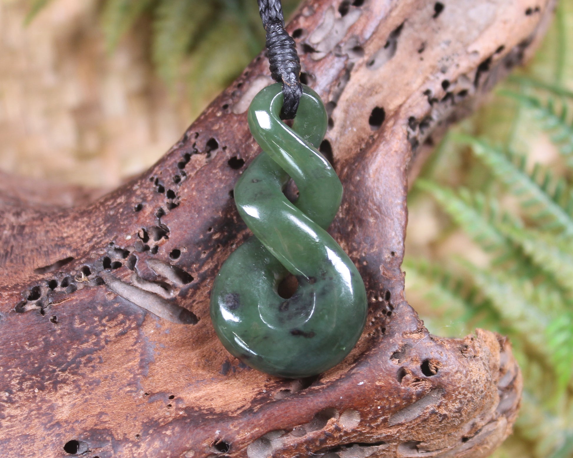 Twist or Pikorua carved from Hapopo Pounamu - NZ Greenstone
