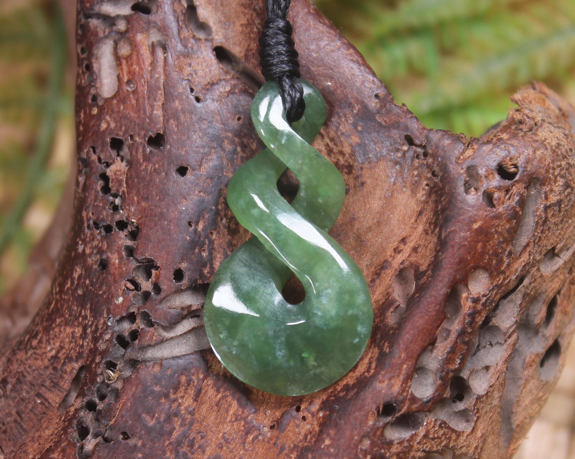 Twist or Pikorua carved from Hapopo Pounamu - NZ Greenstone
