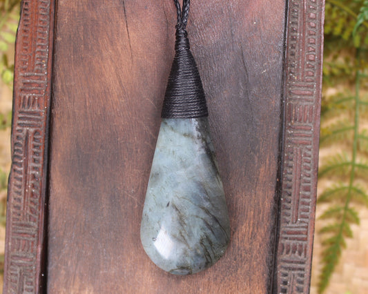 Labradorite Roimata pendant