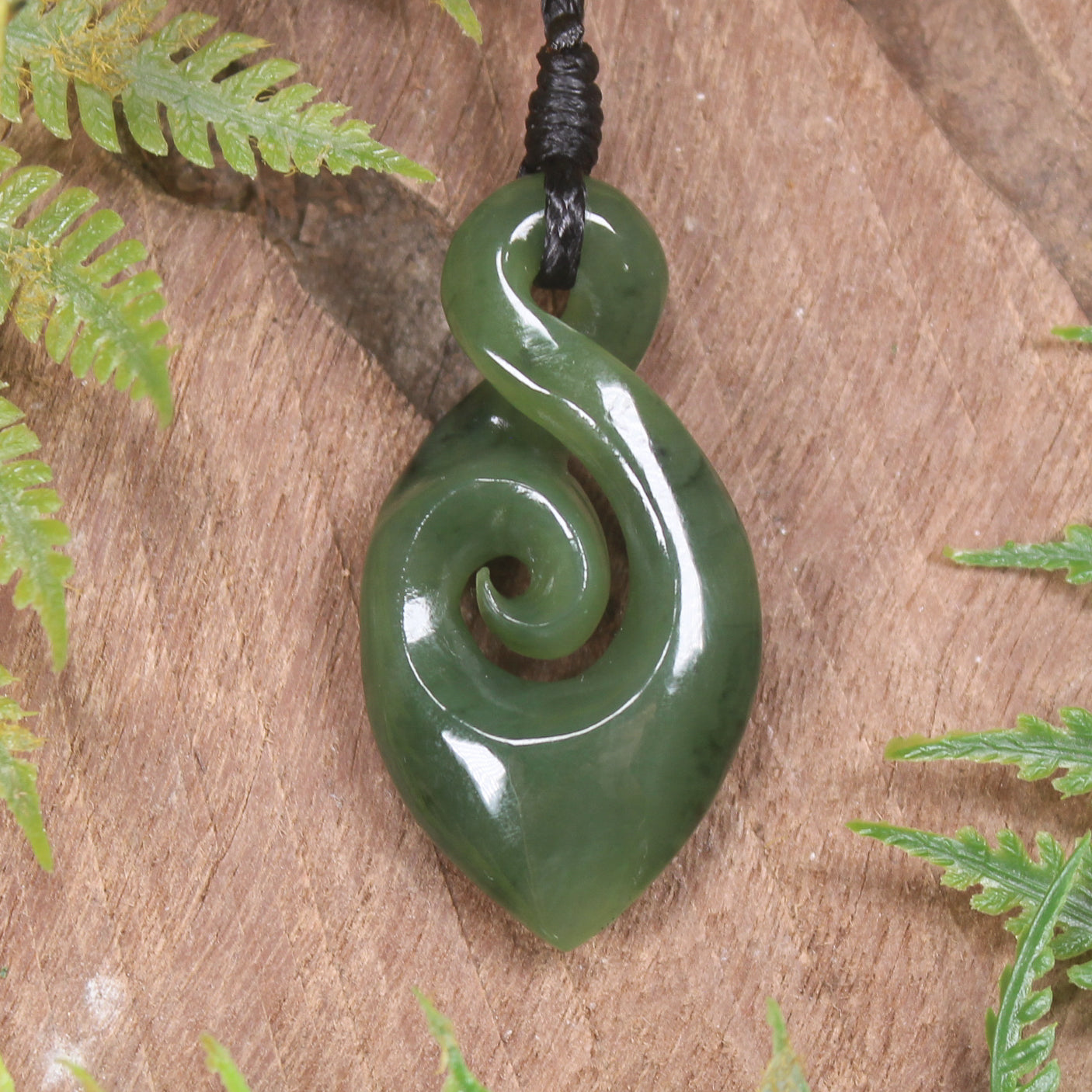 Twist or Pikorua carved from Hapopo Pounamu - NZ Greenstone