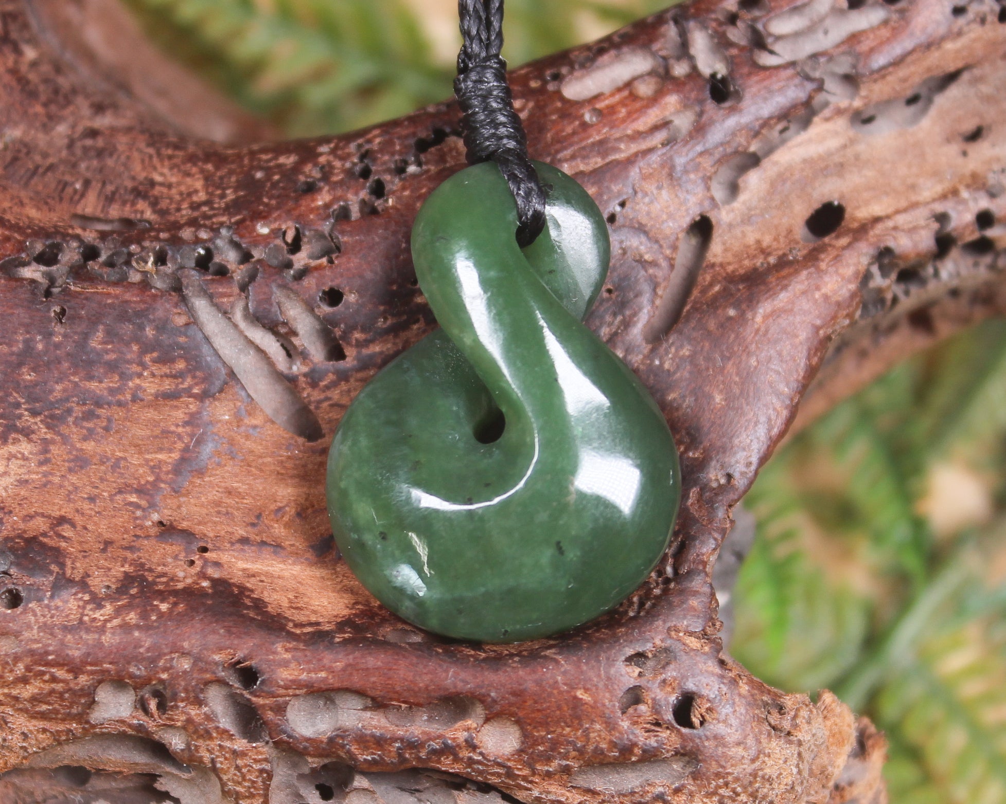 Twist or Pikorua carved from Hapopo Pounamu - NZ Greenstone