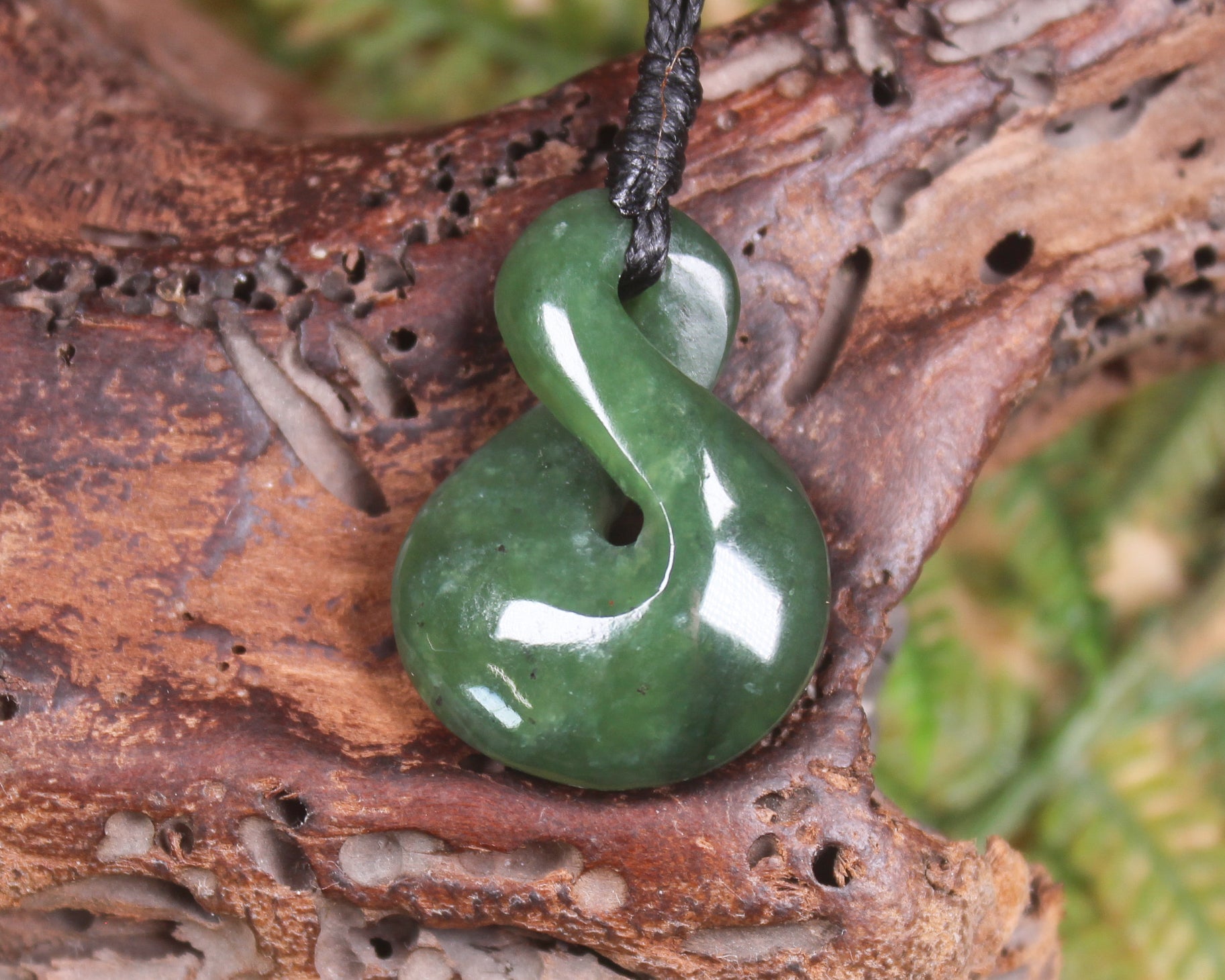 Twist or Pikorua carved from Hapopo Pounamu - NZ Greenstone