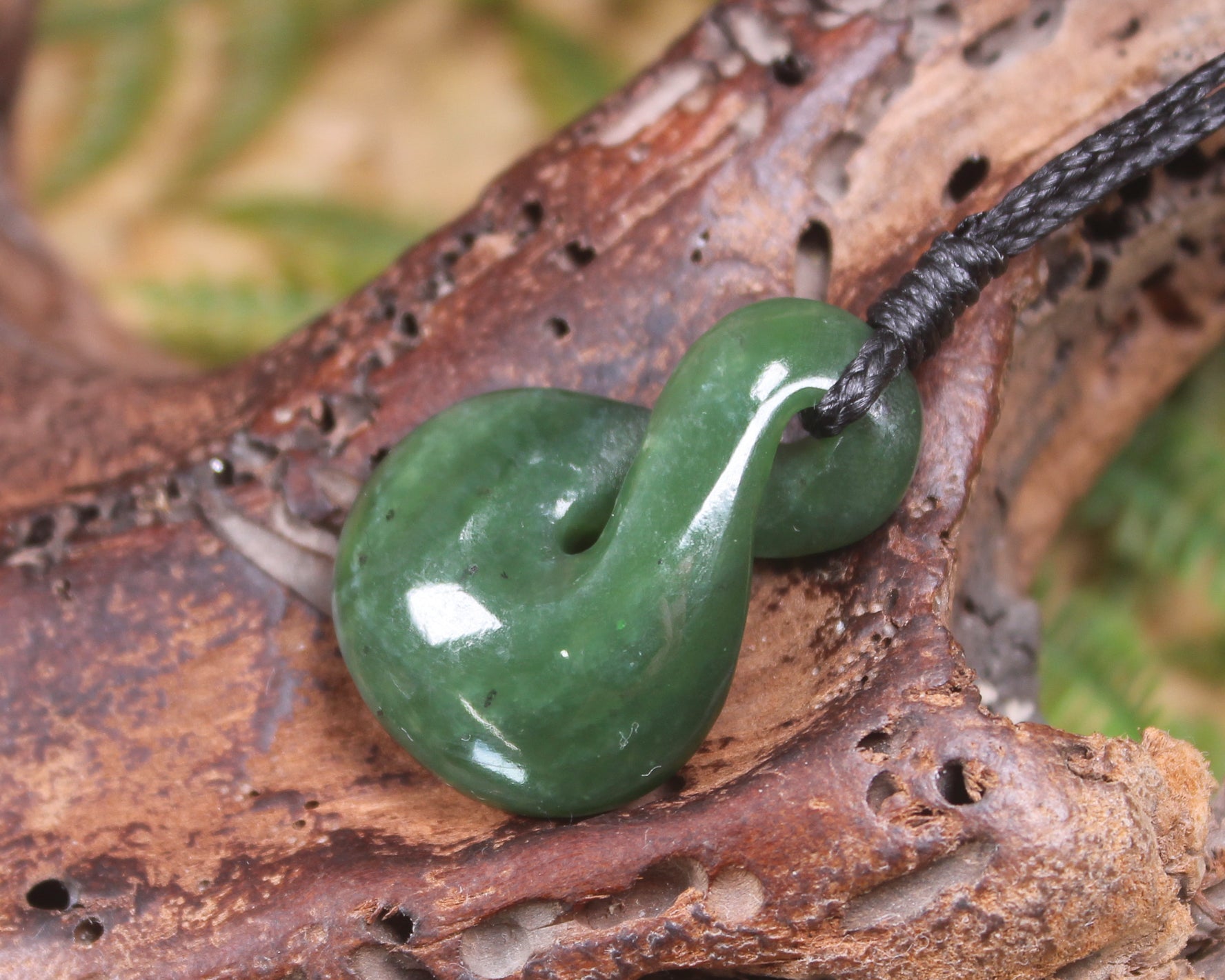 Twist or Pikorua carved from Hapopo Pounamu - NZ Greenstone