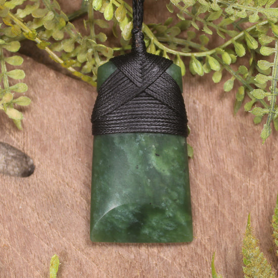 Kawakawa Pounamu toki pendant