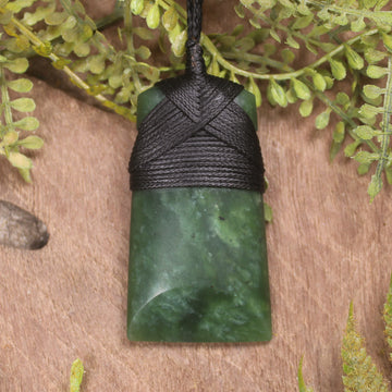 Kawakawa Pounamu toki pendant