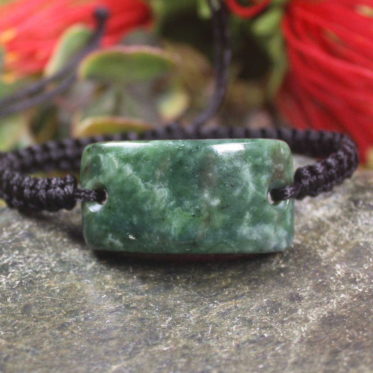 Adjustable cord bracelet with Kawakawa Pounamu