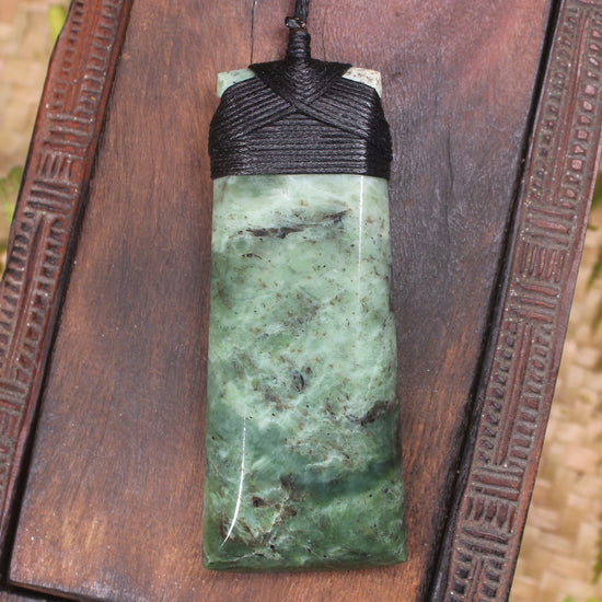 Hapopo Pounamu Toki - NZ Greenstone