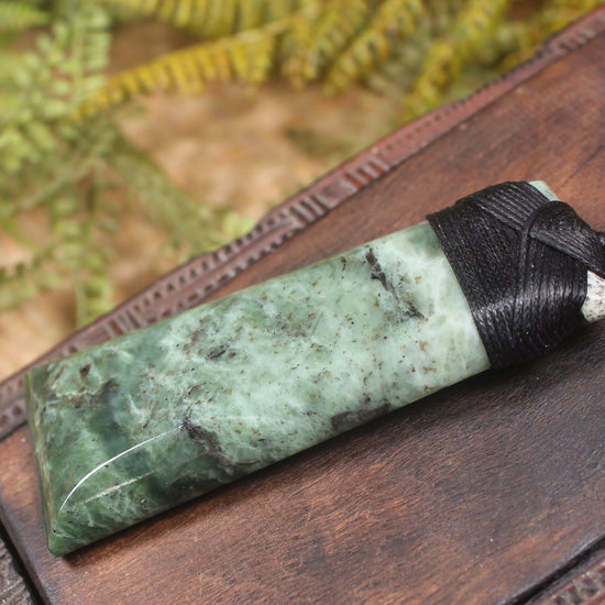 Hapopo Pounamu Toki - NZ Greenstone