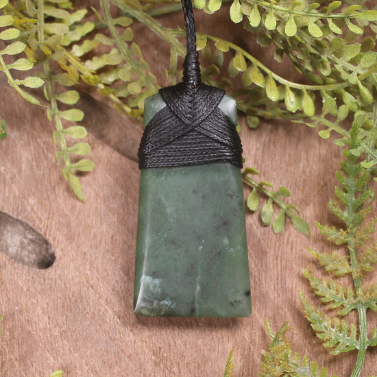 Hapopo Pounamu Toki - NZ Greenstone