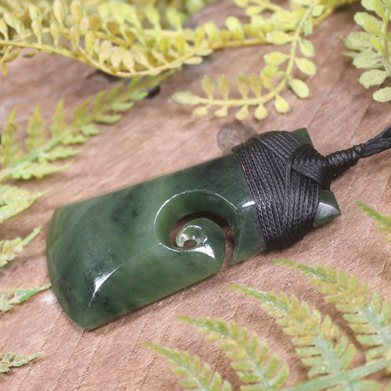 Hapopo Pounamu Toki with Koru