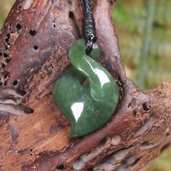 Twist or Pikorua carved from Hapopo Pounamu - NZ Greenstone