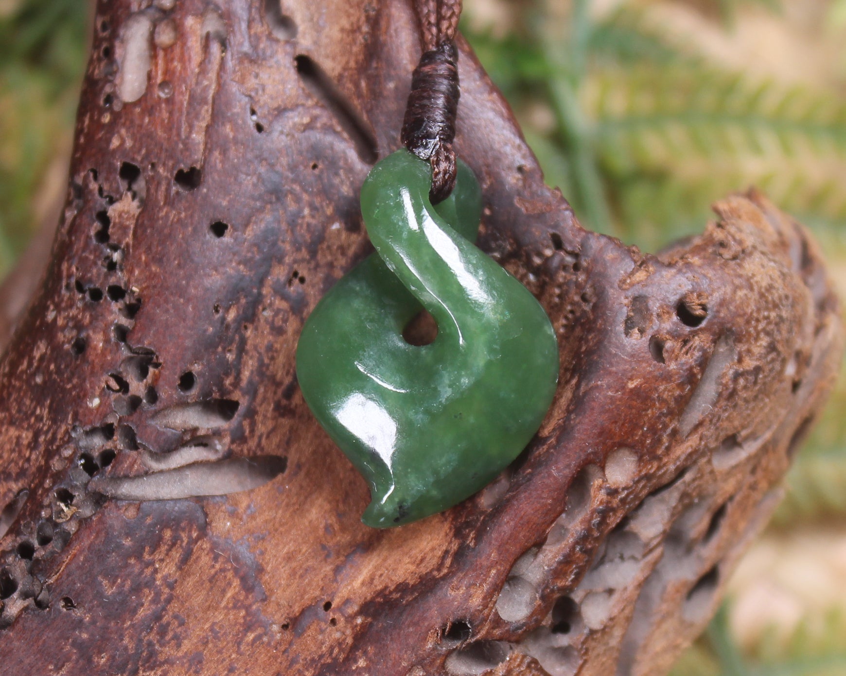 Twist or Pikorua carved from Hapopo Pounamu - NZ Greenstone