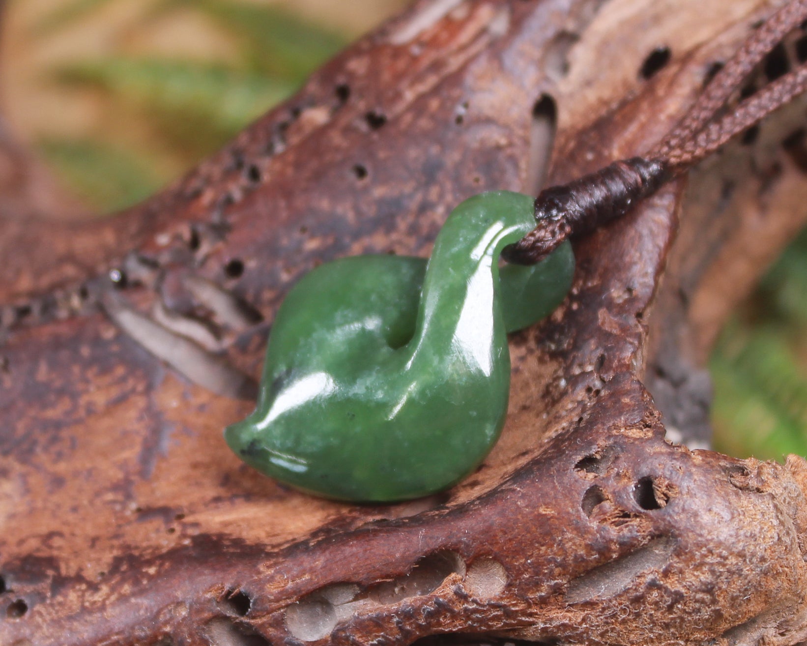 Twist or Pikorua carved from Hapopo Pounamu - NZ Greenstone