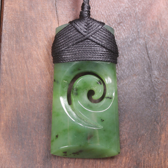 Hapopo Pounamu Toki with Koru