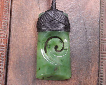 Hapopo Pounamu Toki with Koru