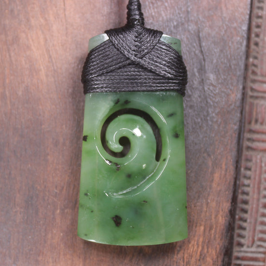 Hapopo Pounamu Toki with Koru