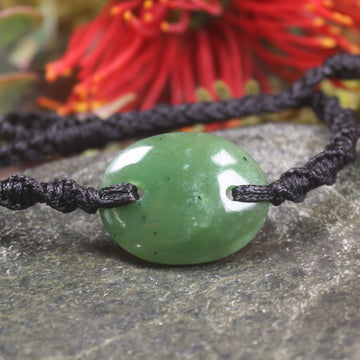 Adjustable cord bracelet with Kawakawa Pounamu