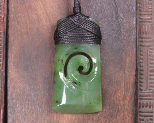 Hapopo Pounamu Toki with Koru