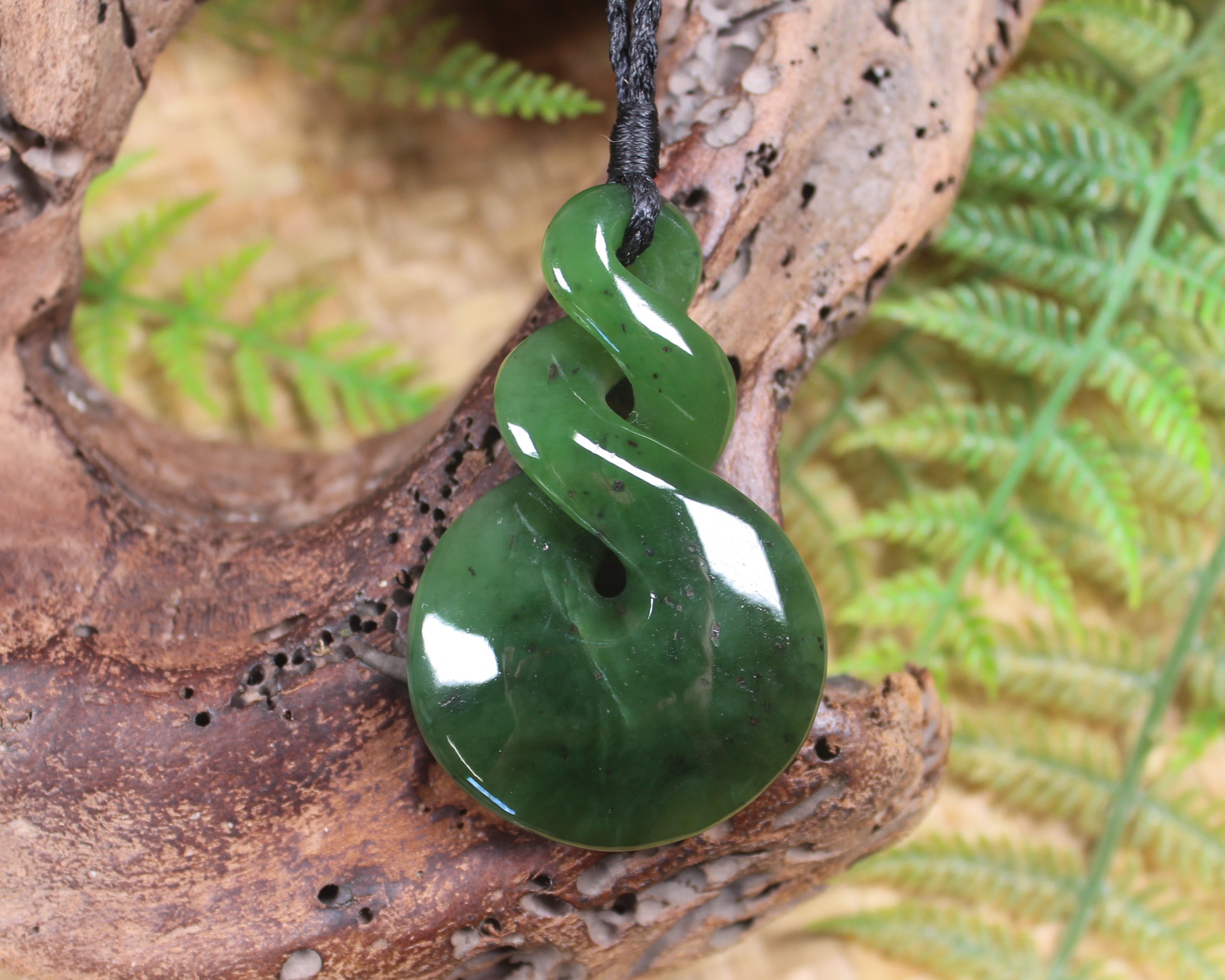 Twist or Pikorua carved from Hapopo Pounamu - NZ Greenstone