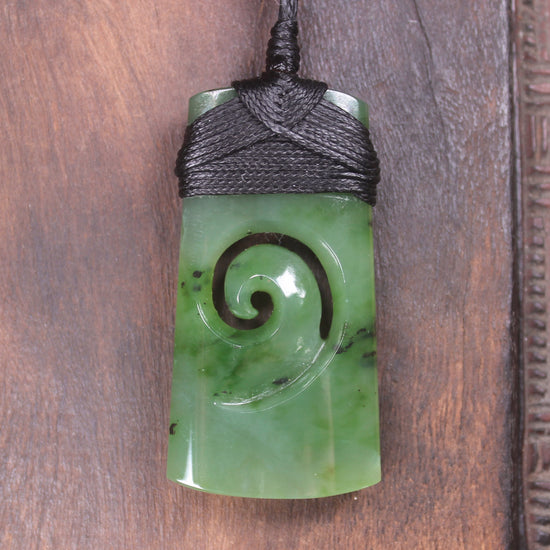 Hapopo Pounamu Toki with Koru