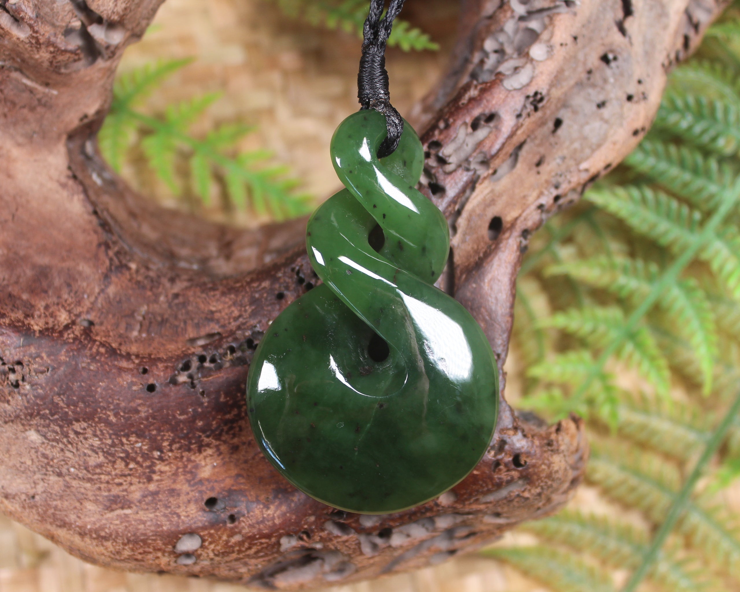 Twist or Pikorua carved from Hapopo Pounamu - NZ Greenstone