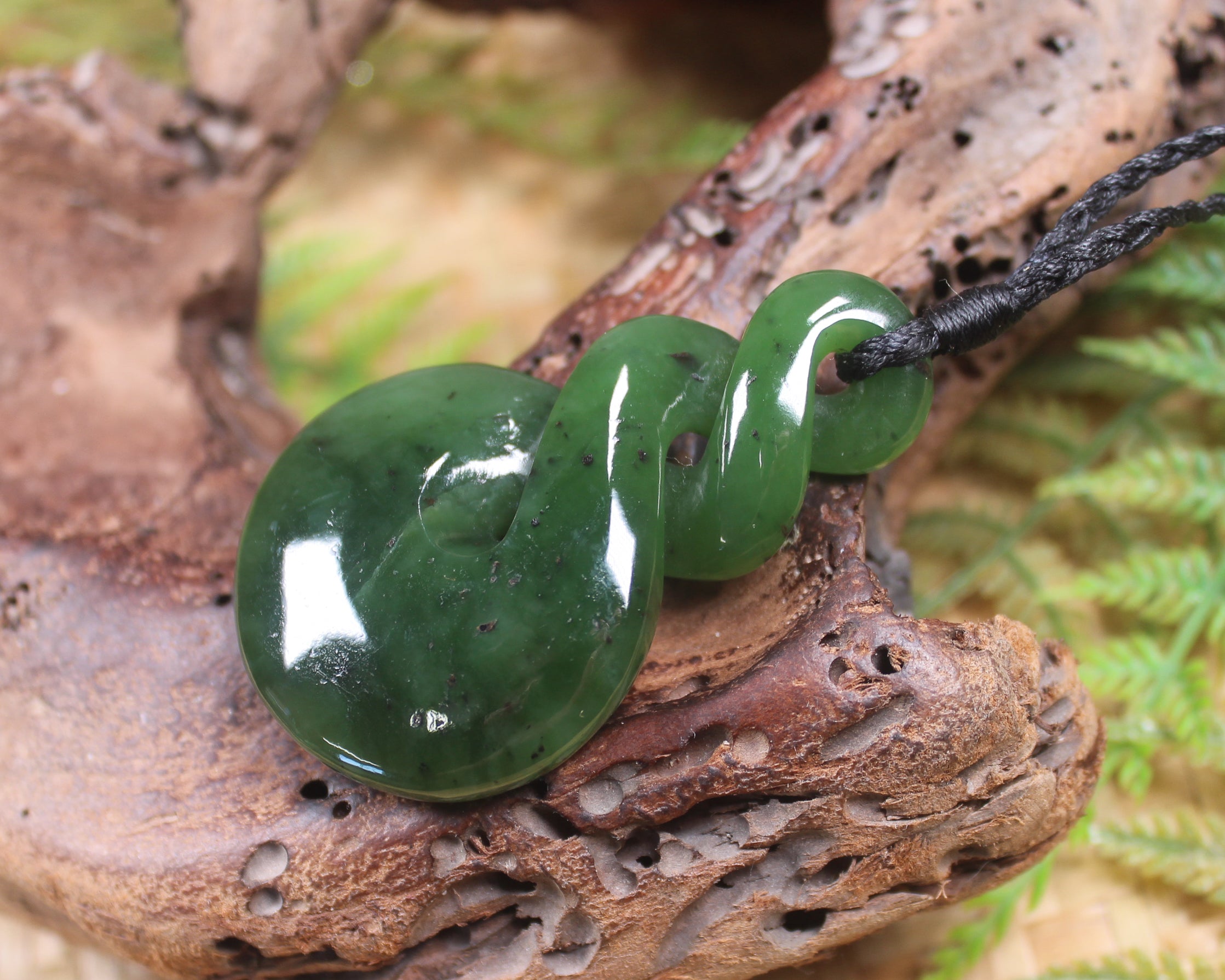 Twist or Pikorua carved from Hapopo Pounamu - NZ Greenstone