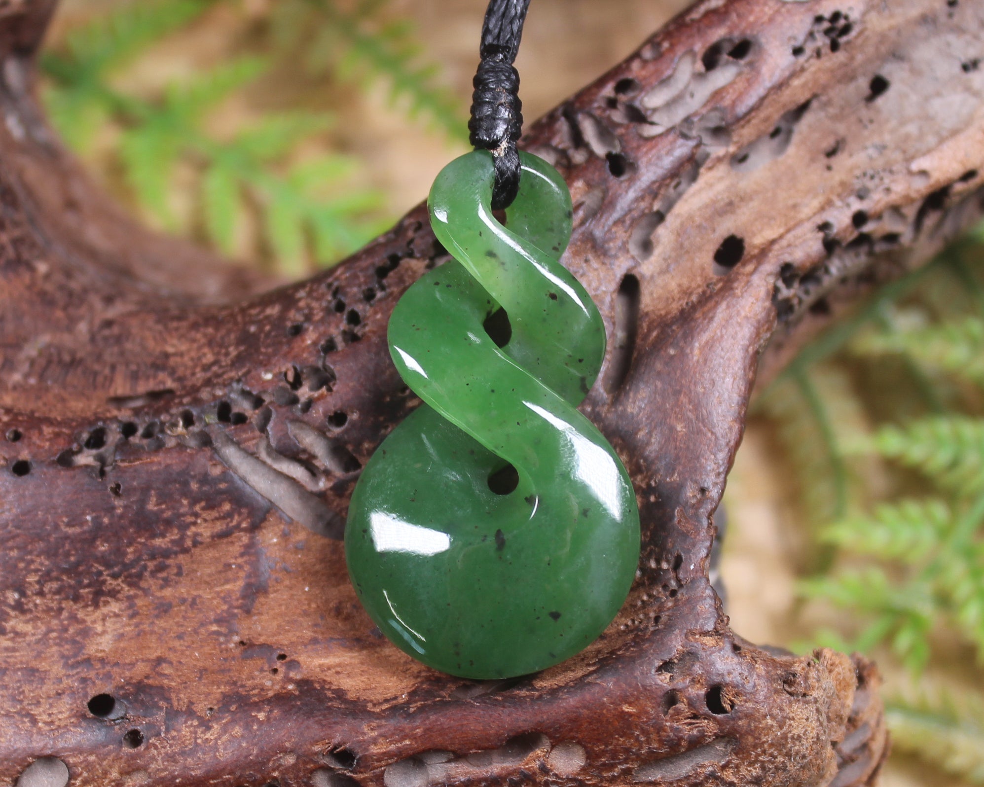 Twist or Pikorua carved from Hapopo Pounamu - NZ Greenstone