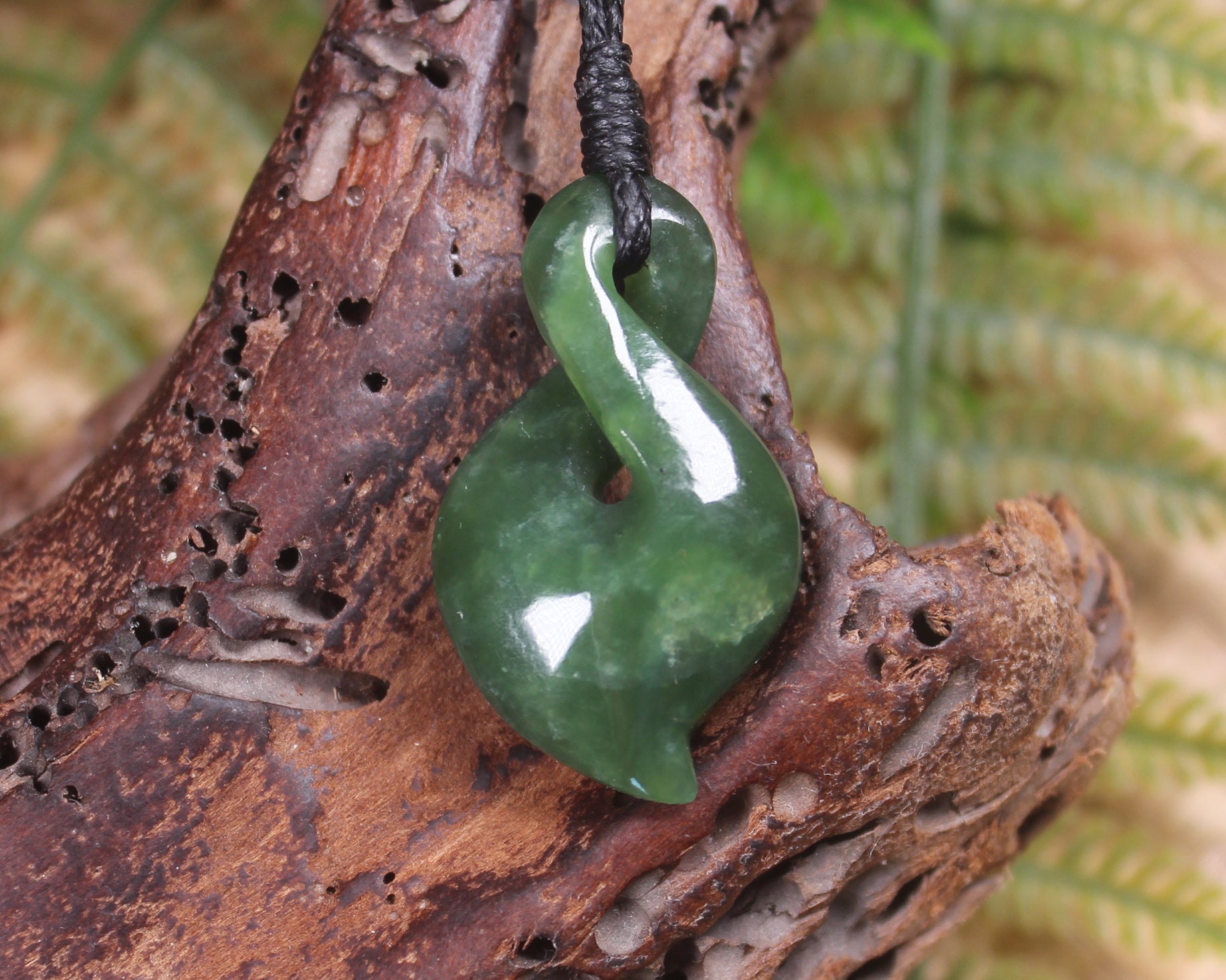 Twist or Pikorua carved from Hapopo Pounamu - NZ Greenstone