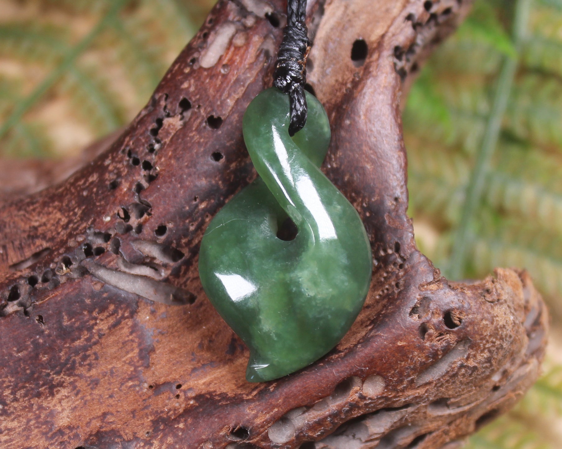 Twist or Pikorua carved from Hapopo Pounamu - NZ Greenstone