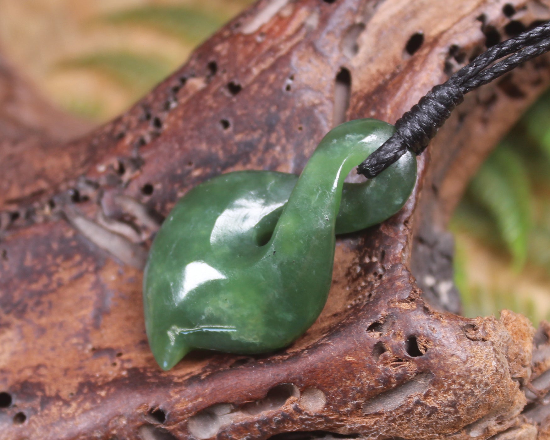 Twist or Pikorua carved from Hapopo Pounamu - NZ Greenstone