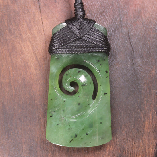 Hapopo Pounamu Toki with Koru