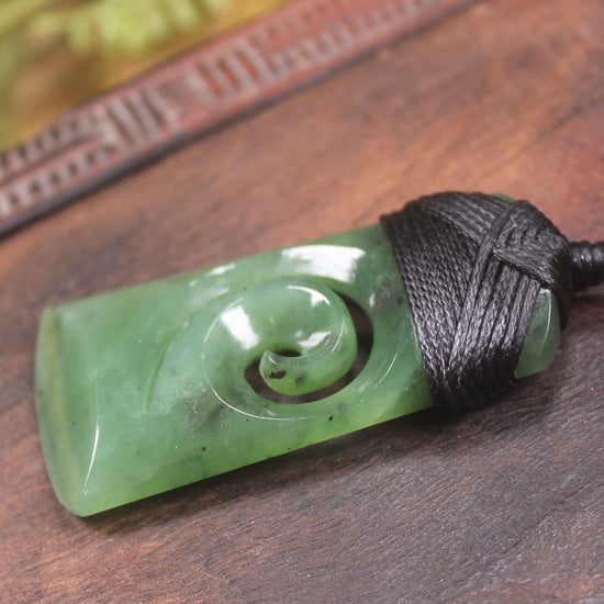 Hapopo Pounamu Toki with Koru