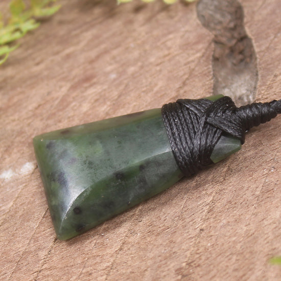 Hapopo Pounamu Toki - NZ Greenstone