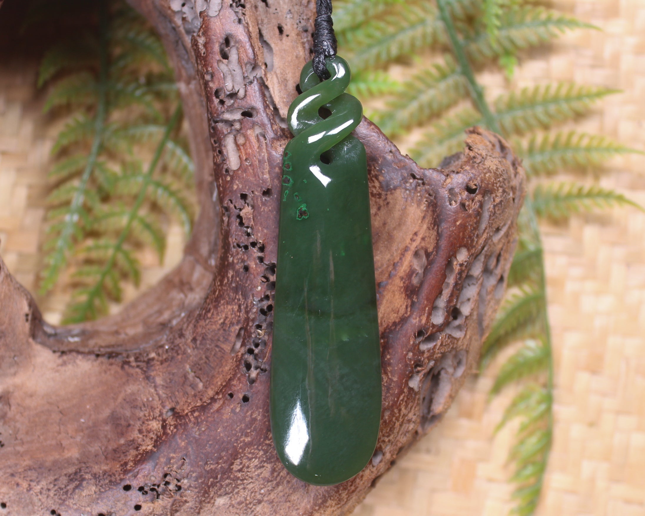 Kawakawa Pounamu Roimata Pendant - NZ Greenstone