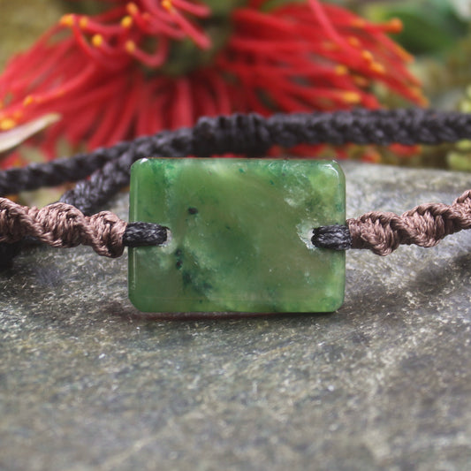 Adjustable cord bracelet with Kawakawa Pounamu