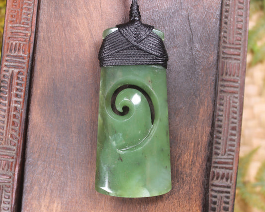 Hapopo Pounamu Toki with Koru