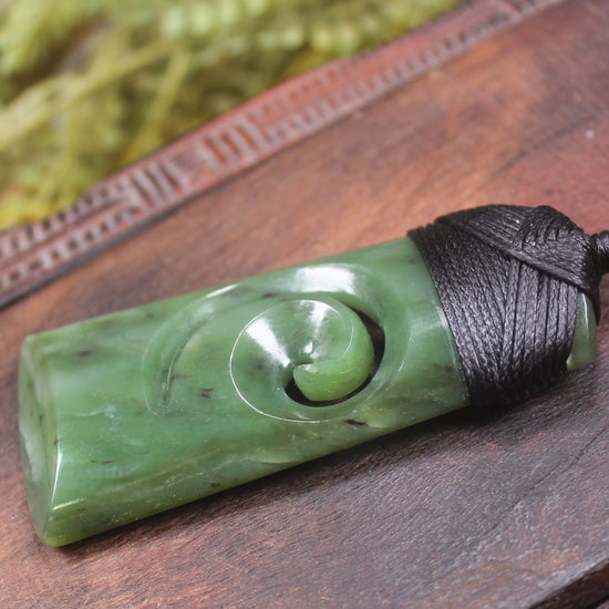 Hapopo Pounamu Toki with Koru