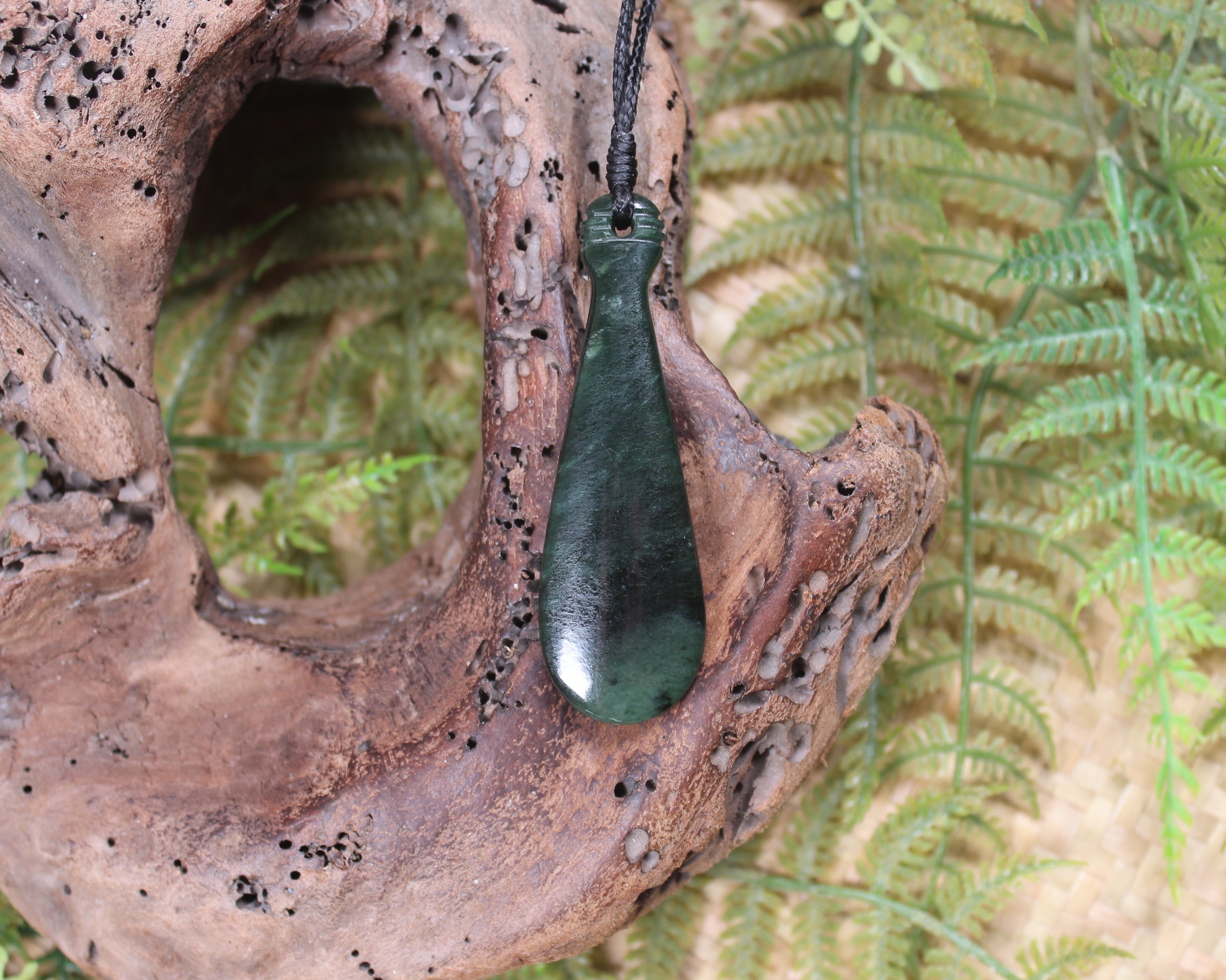 Mere or Patu Pendant carved from Kawakawa Pounamu - NZ Greenstone