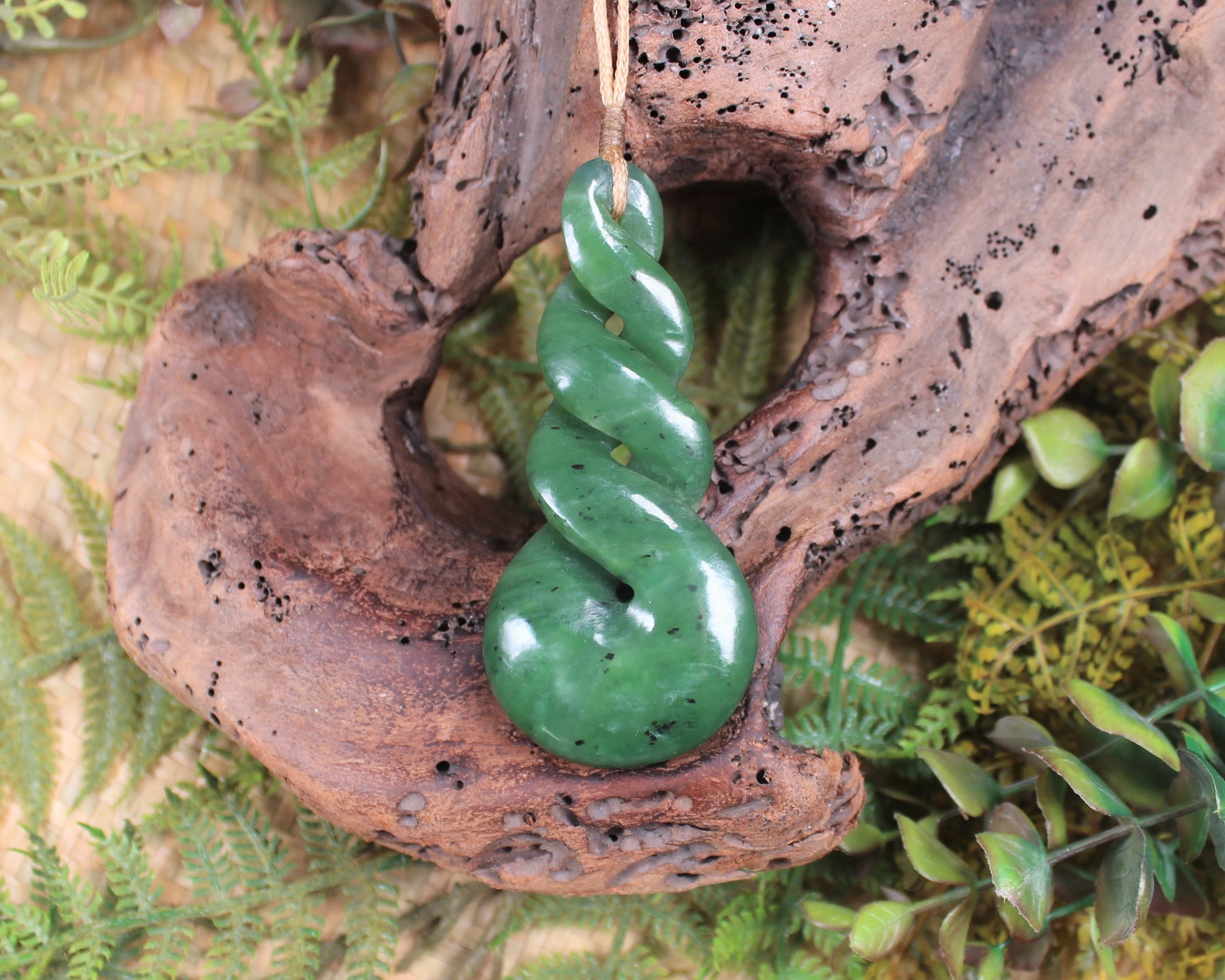 Twist or Pikorua carved from Hapopo Pounamu - NZ Greenstone