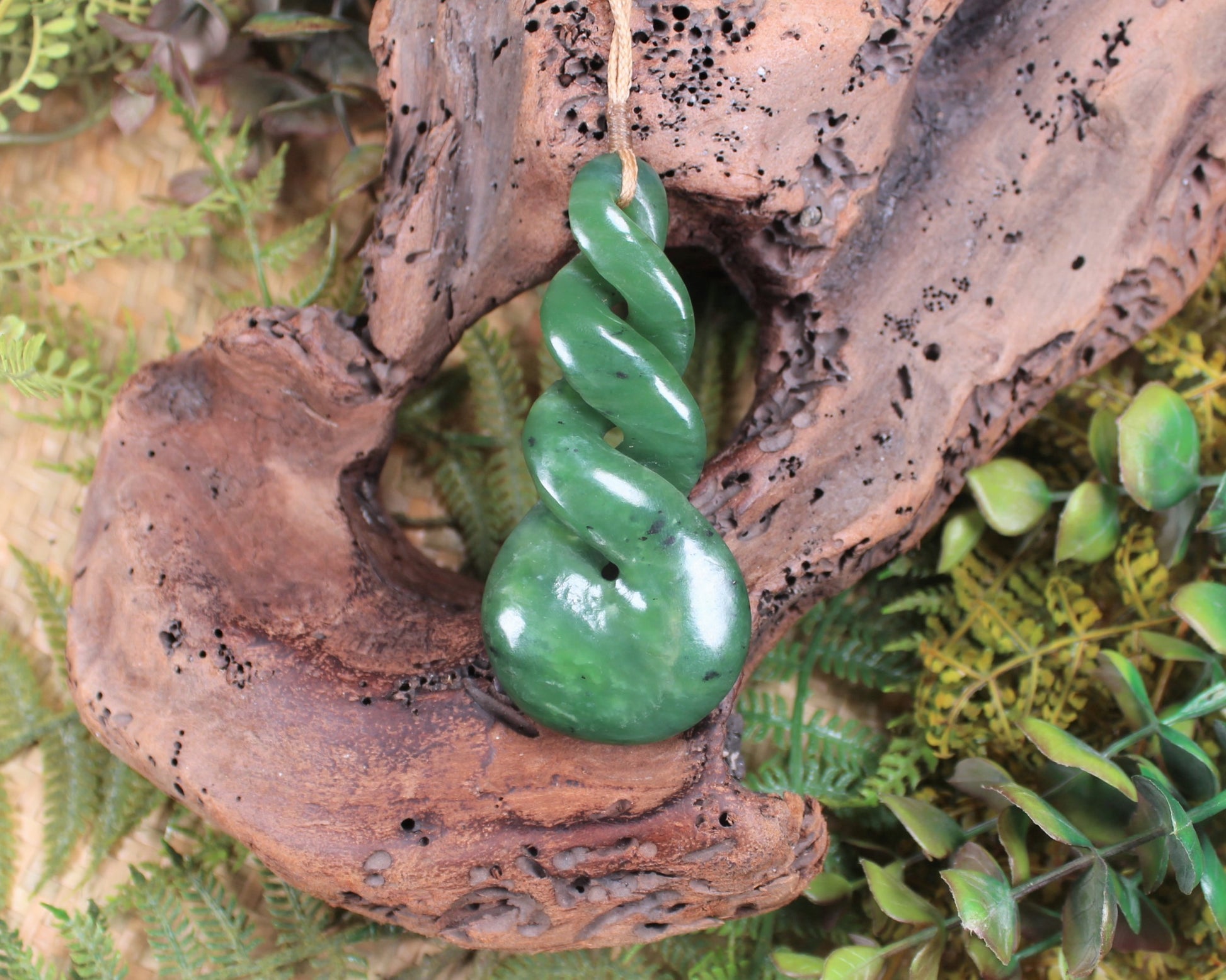 Twist or Pikorua carved from Hapopo Pounamu - NZ Greenstone