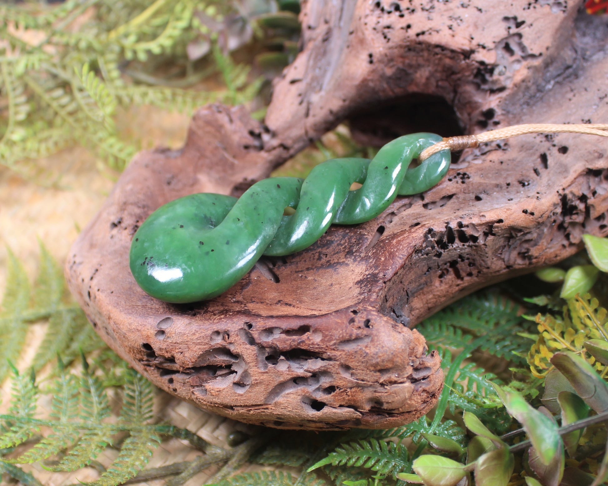 Twist or Pikorua carved from Hapopo Pounamu - NZ Greenstone