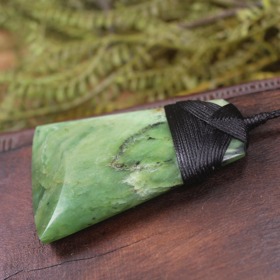 Hapopo Pounamu Toki - NZ Greenstone