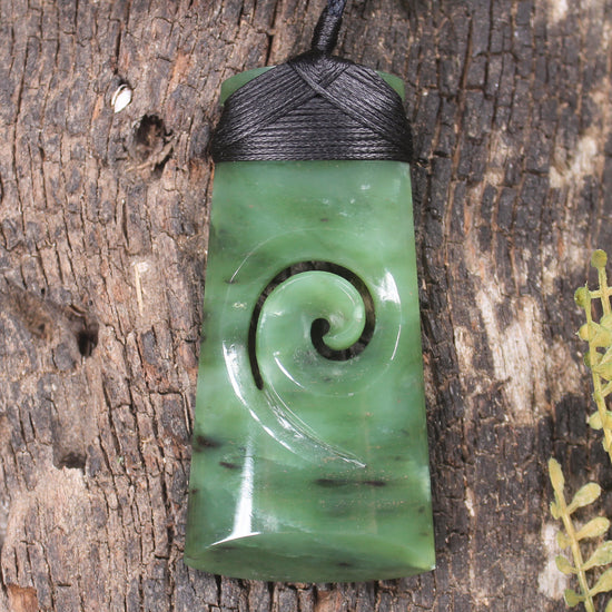 Hapopo Pounamu Toki with Koru
