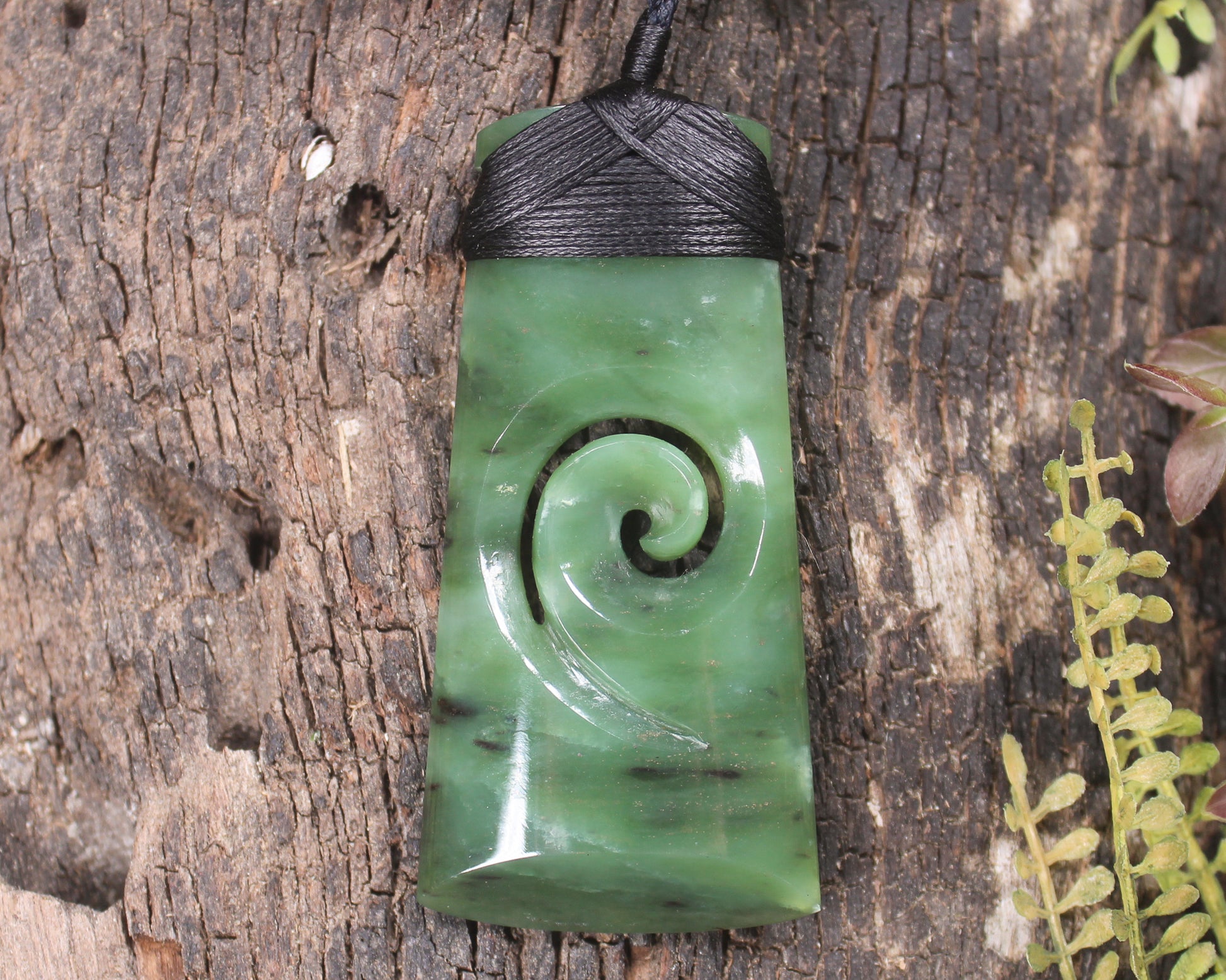 Hapopo Pounamu Toki with Koru