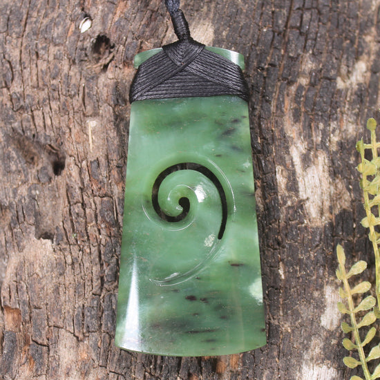 Hapopo Pounamu Toki with Koru