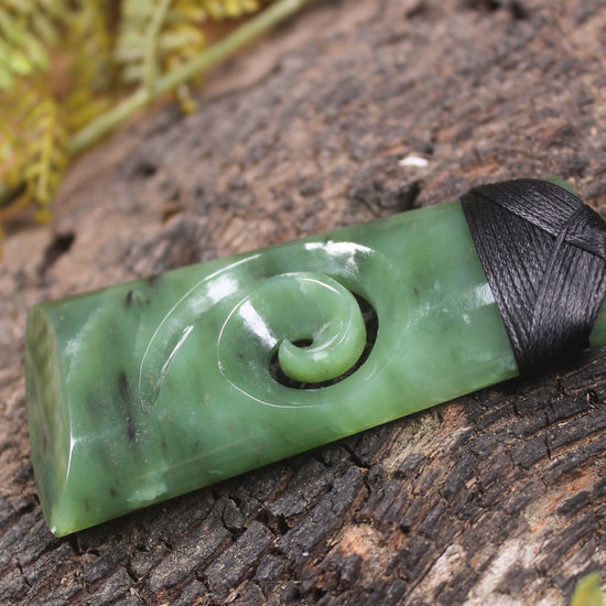Hapopo Pounamu Toki with Koru