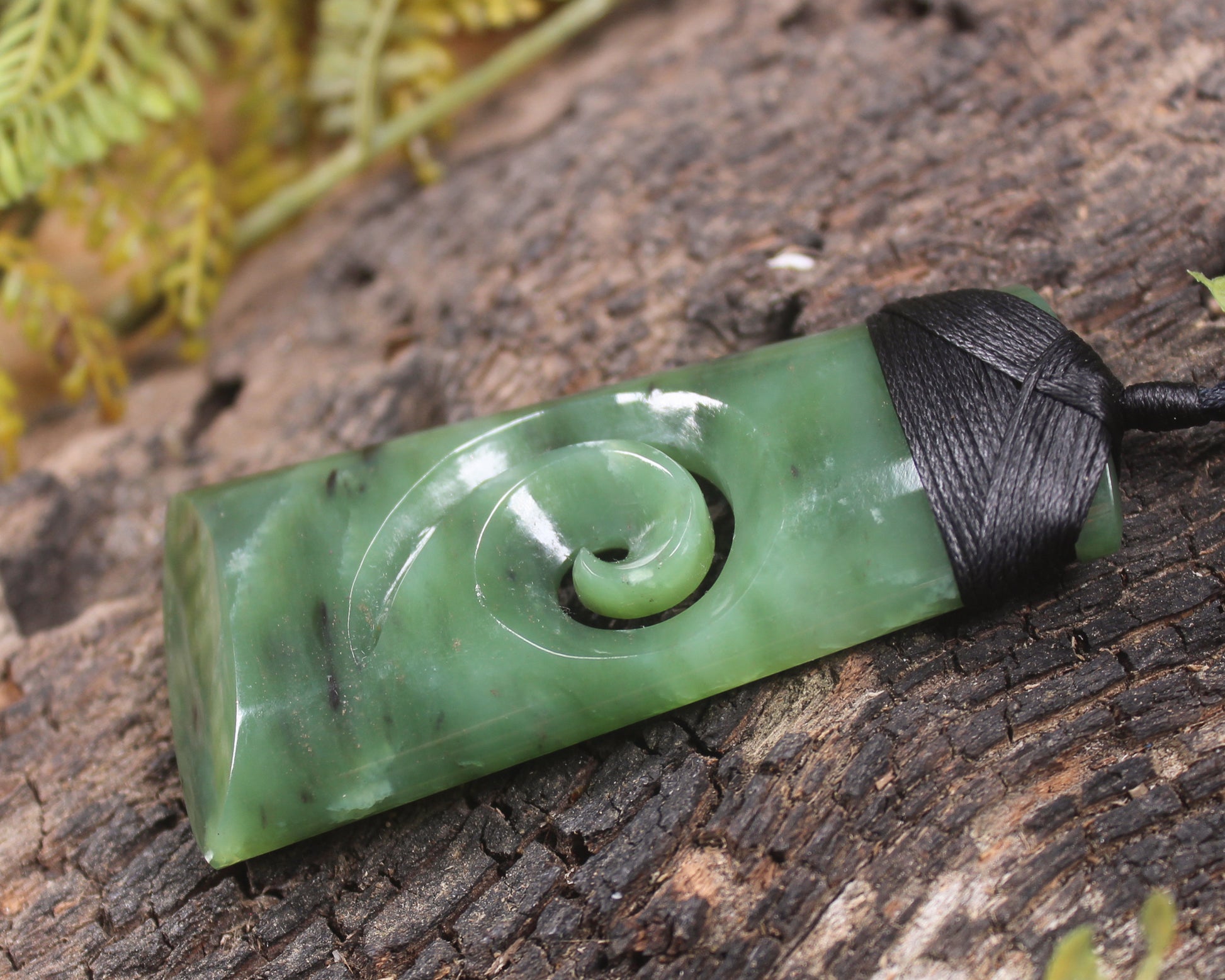 Hapopo Pounamu Toki with Koru