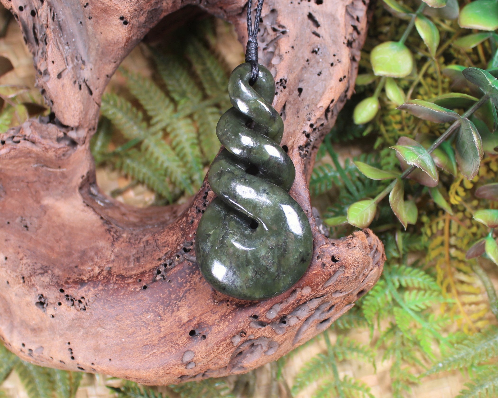 Twist or Pikorua carved from Rimu Pounamu - NZ Greenstone